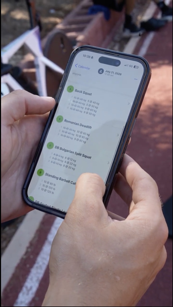 מסך TrainingPeaks בנייד המציג אימון כוח מפורט — סקוואט אחורי, דדליפט רומני וסקוואט בולגרי, כל תרגיל עם סטים, חזרות ומשקל